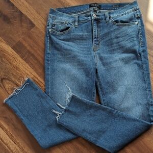 Judy Blue  Skinny Jeans in Medium Blue Wash with Frayed Hems